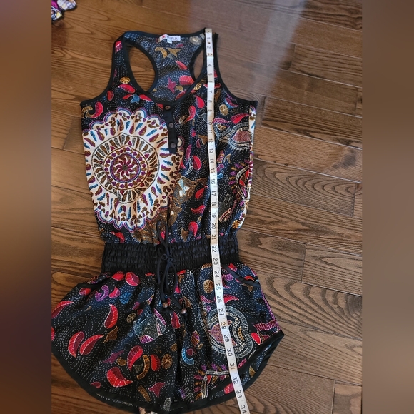 NWOT, SHORT ROMPER, with pockets, very light material, very flattering. - Picture 10 of 14